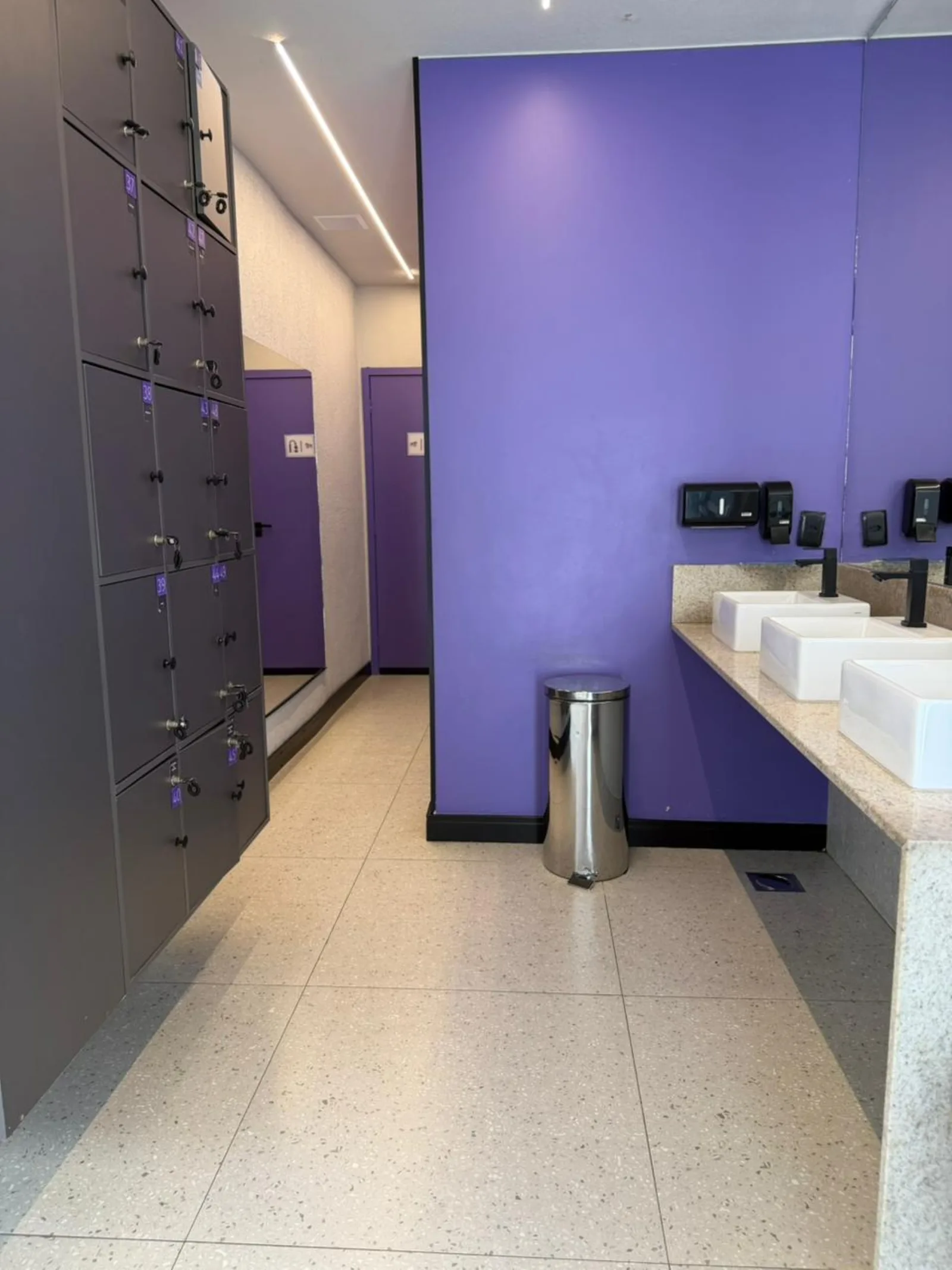 Vestiário com armários e bancada do studio InnBike