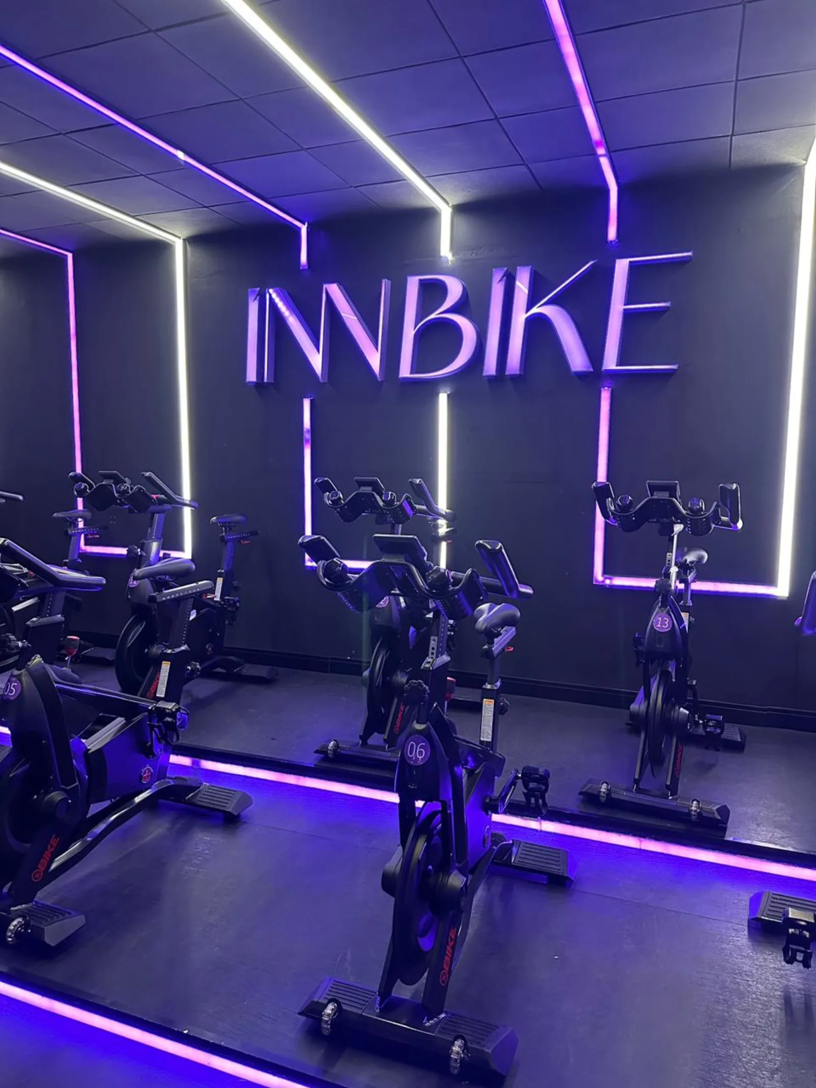 Bikes alinhadas com iluminação roxa