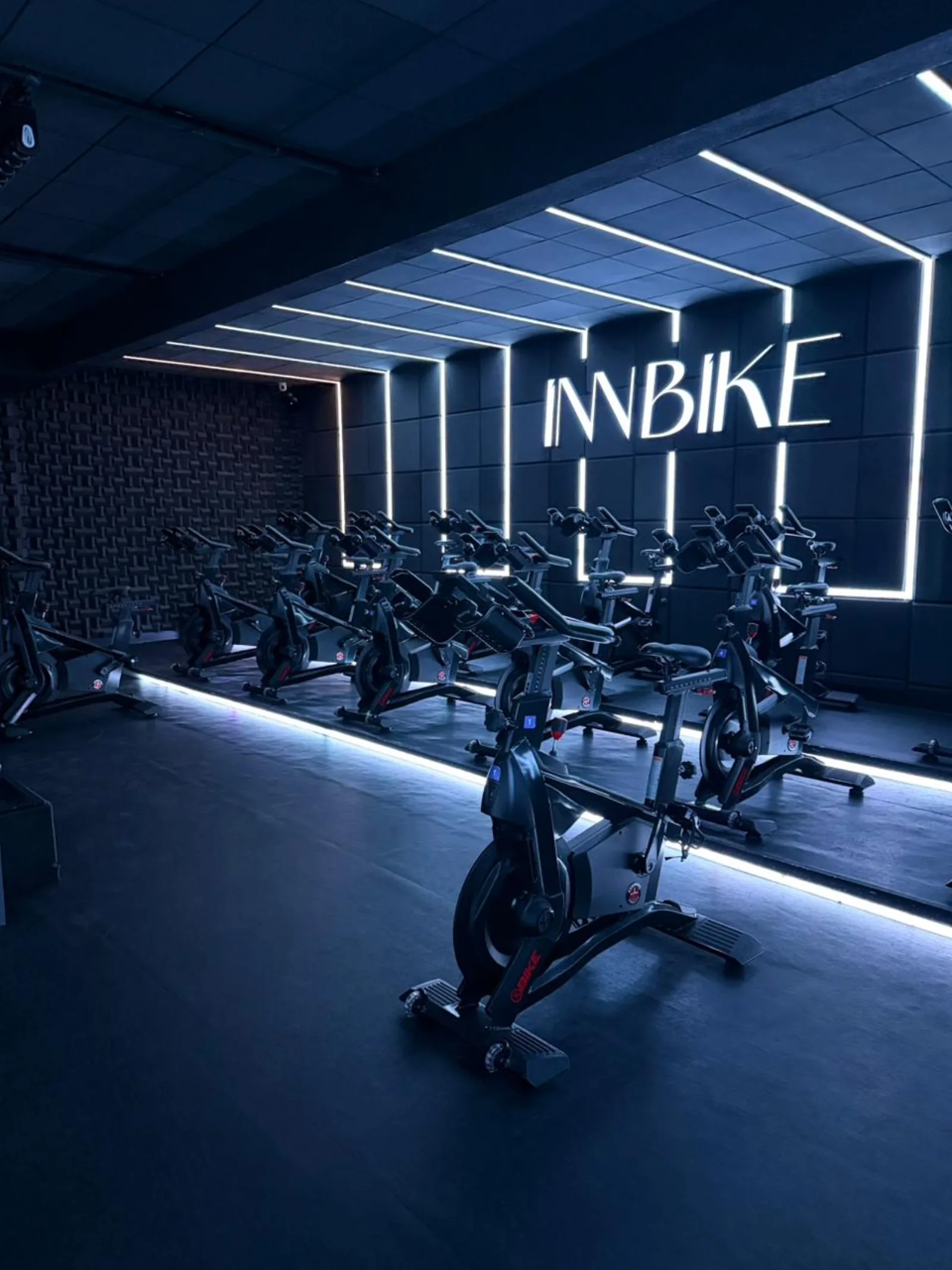 Sala ampla de bike indoor com luzes neon