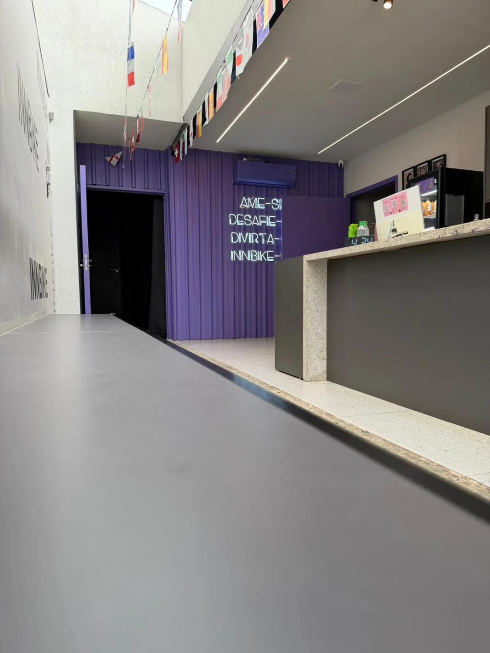 Recepção do studio InnBike com neon roxo