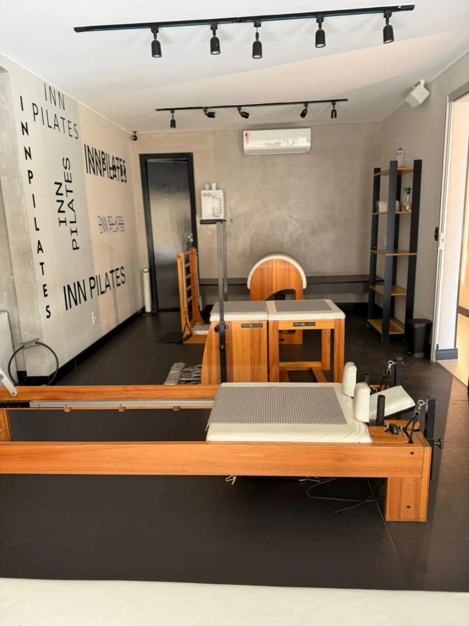 Studio de pilates InnBike com aparelhos de madeira