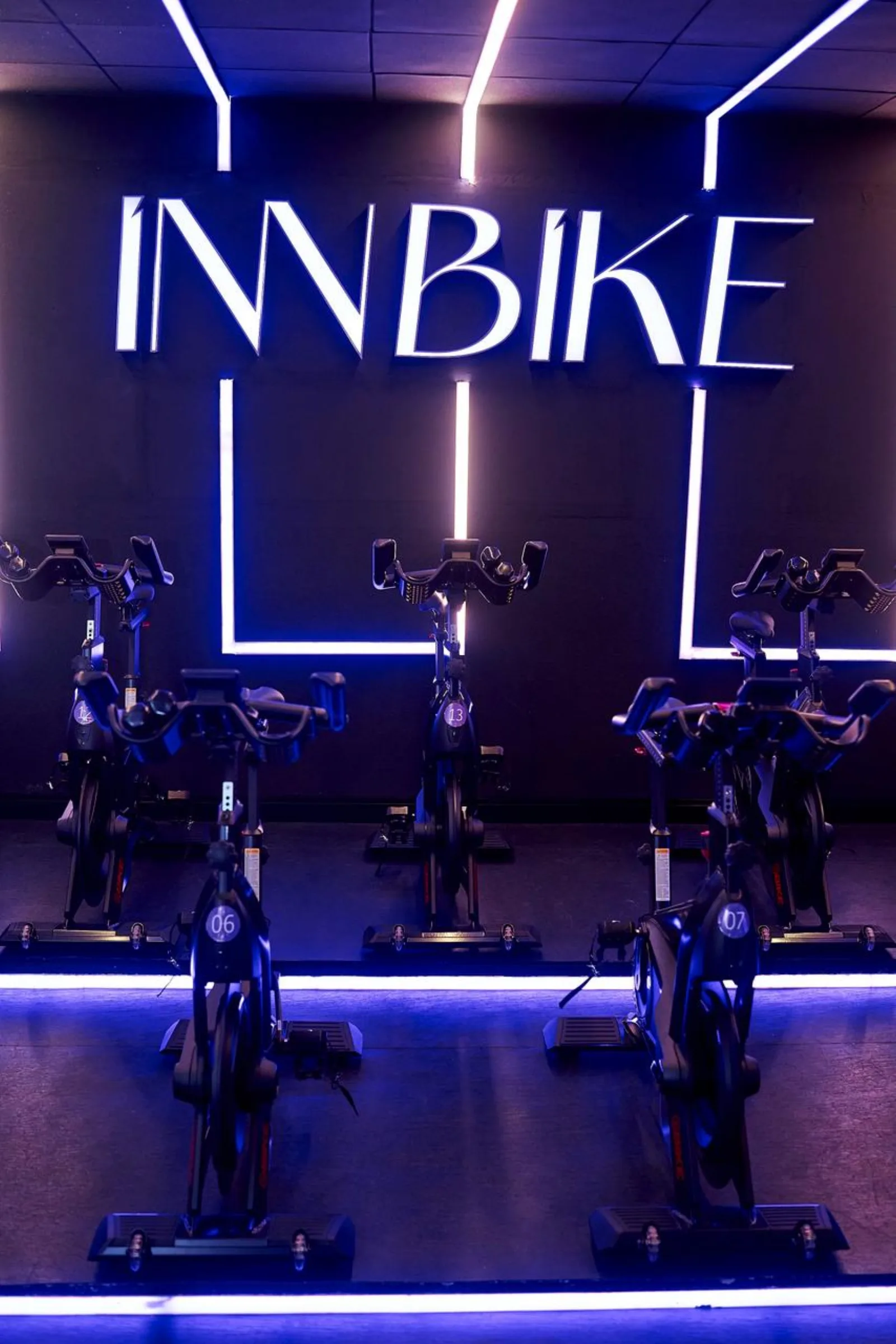 Sala de bike indoor InnBike com letreiro iluminado