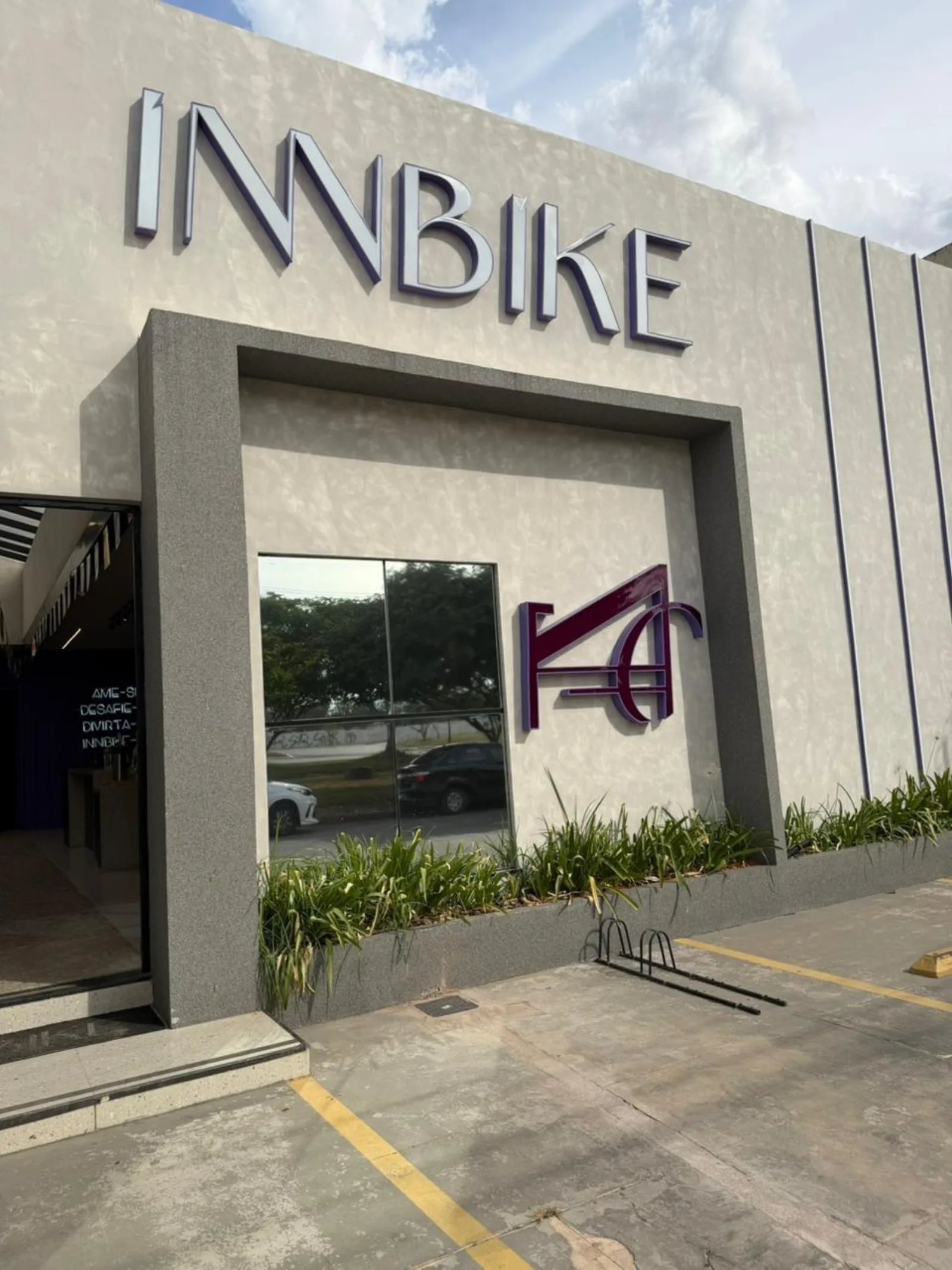 Fachada do studio InnBike no Guará II